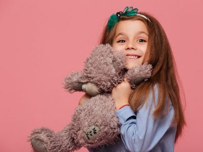 دختر با اسباب بازی در دست